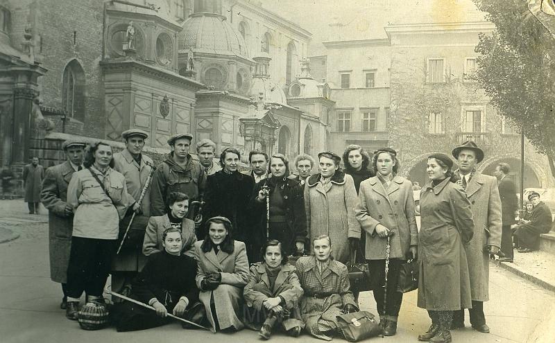 KKE 2310.jpg - Fot. Wycieczka. Od lewej w drugim rzędzie: czwarty Witold Kołakowski – tata Janusza Kołakowskiego, Kraków - Wawel kaplica Zygmuntowska, 1950 r.